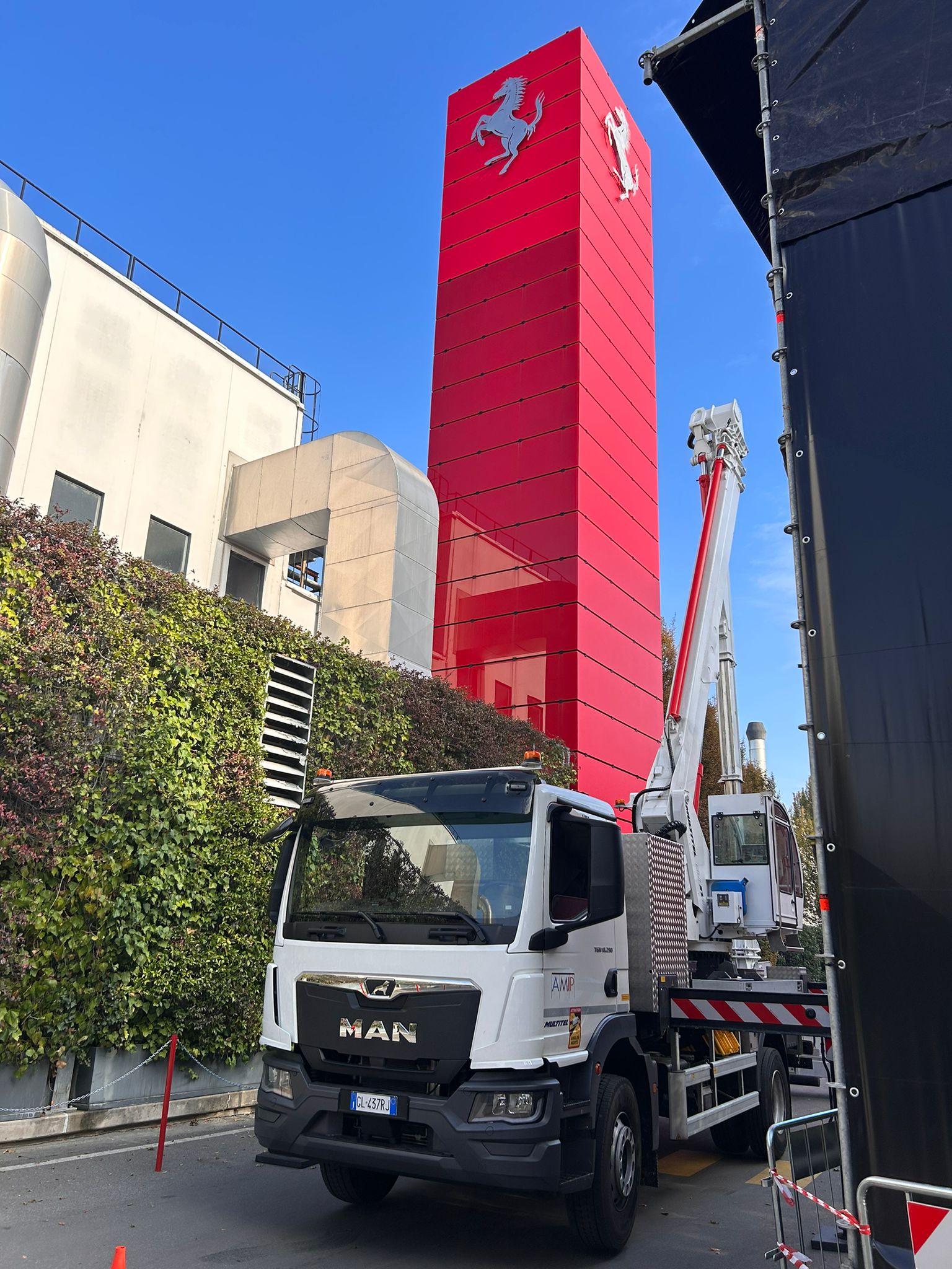 Maranello – Rivestimento con pellicola della torre Ferrari