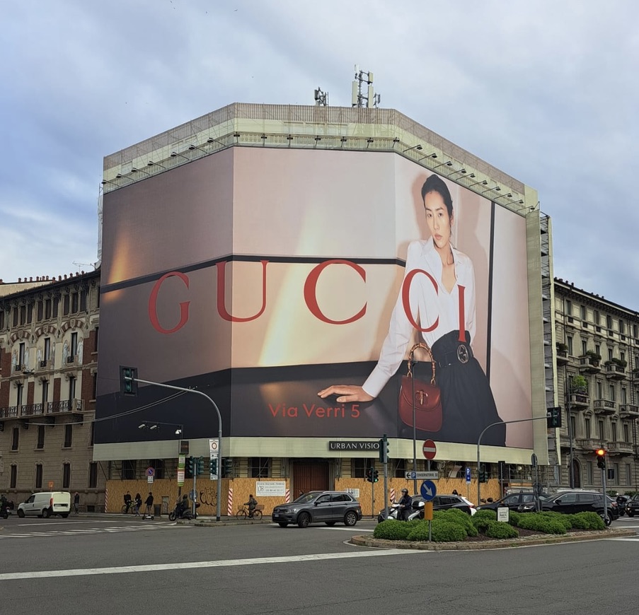 Milano Piazza del Tricolore – 1000mq di pubblicità per Gucci –