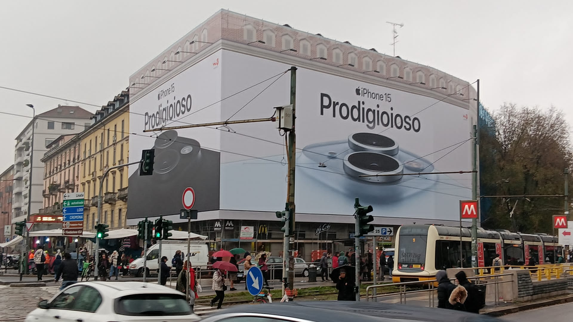 Milano Piazza del Tricolore – 1500mq di pubblicità per Apple