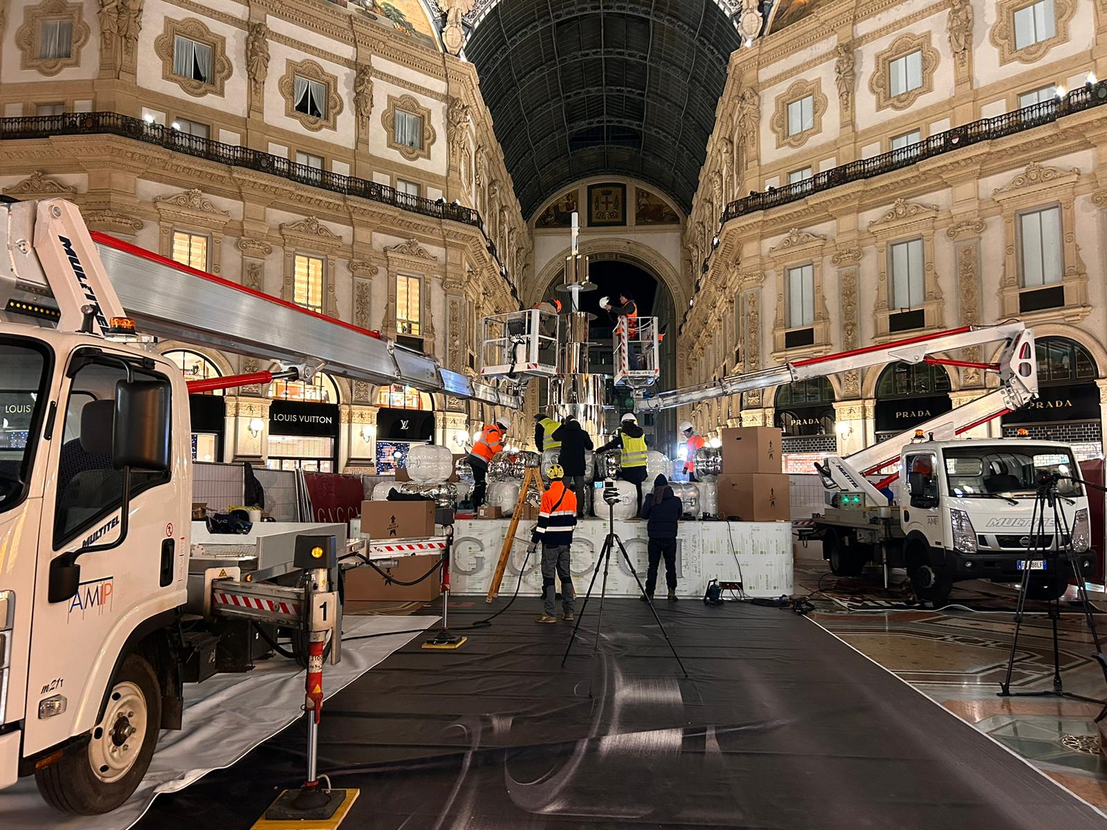 Milano Galleria Vittorio Emanuele – Allestimento albero di Natale 2023 Gucci